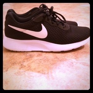 Black and White Nike Tanjun